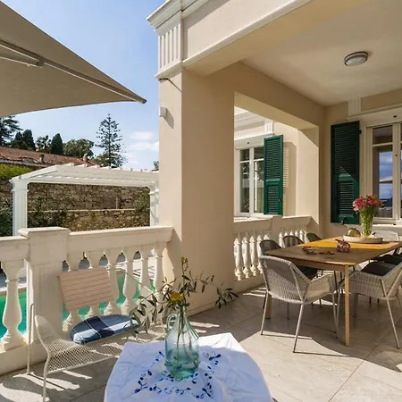 ヴィラ Beachfront Bliss At Villa Mateo - 6Br Of Comfort & Sea Views クサミル