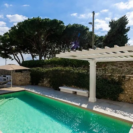 Beachfront Bliss At Villa Mateo - 6Br Of Comfort & Sea Views ヴィラ クサミル