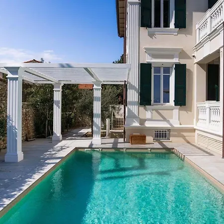 Villa Beachfront Bliss At Villa Mateo - 6Br Of Comfort & Sea Views