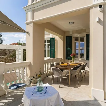 Beachfront Bliss At Villa Mateo - 6Br Of Comfort & Sea Views 사밀