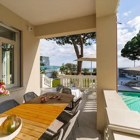 빌라 Beachfront Bliss At Villa Mateo - 6Br Of Comfort & Sea Views 사밀
